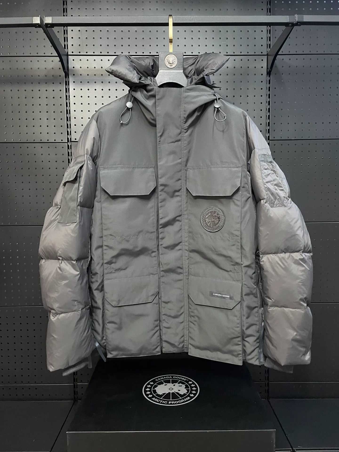 P1180 2058MW CanadaGoose limited edition white label environmentally friendly expedition model has been shipped. (The down collar can be replaced with a wolf fur collar +100) The Standard Expedition parka incorporates the classic design of our parka, and the CanadaGoose coat sets the standard for sustainable and environmentally friendly design in the future. Drawing on the functional design elements of the Expedition parka, while using more sustainable materials and processes to produce it, it adheres to the concept of environmental protection, takes practical actions to prevent global warming, and uses excellent quality to drive away the cold. Color: Black White Pink Gray Size: XS S M L XL XXL
